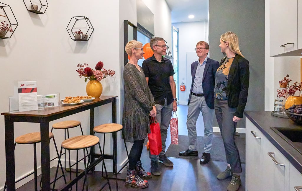 Sportmedizinerin Janet Michel (von links) und Sportwissenschaftler Jeff Kammerad haben in der Adelheidstraße 4 in Quedlinburg eine neue Praxis eröffnet. Andrea Nowak und Steffen Reuß, beide von der Harzsparkasse, gratulierten.
