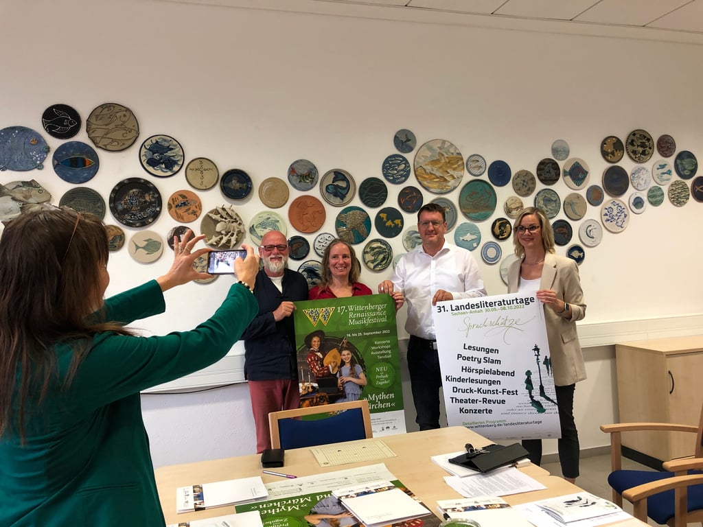 Die Organisatoren des Renaissancemusikfestivals Thomas Höhne und Gesine Friedrich (links) und der Landesliteraturtage, Madlen Züchner (rechts, mit Oberbürgermeister Torsten Zugehör) bei der Pressekonferenz im Neuen Rathaus