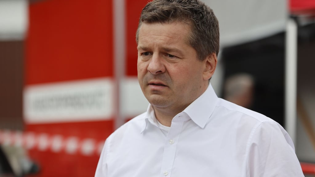 Sachsen-Anhalts Forstminister Sven Schulze besucht das Waldbrandgebiet am Brocken.