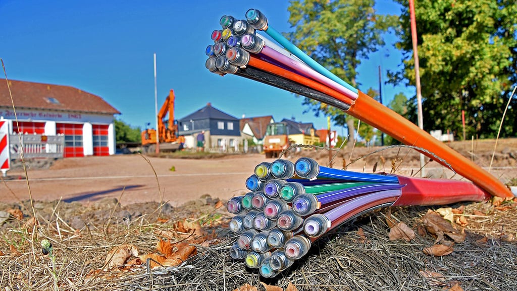 Beim Ausbau der Velsdorfer Straße in Calvörde werden auch die Kabel für das schnelle Internet verlegt. Weil es an einigen Stellen noch klemmt, kann die Glasfaser noch nicht eingeblasen werden.