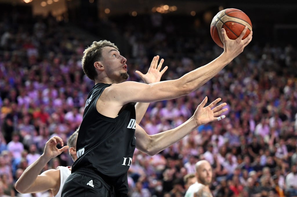 NBA-Profi Franz Wagner steigt zum Korb hoch.