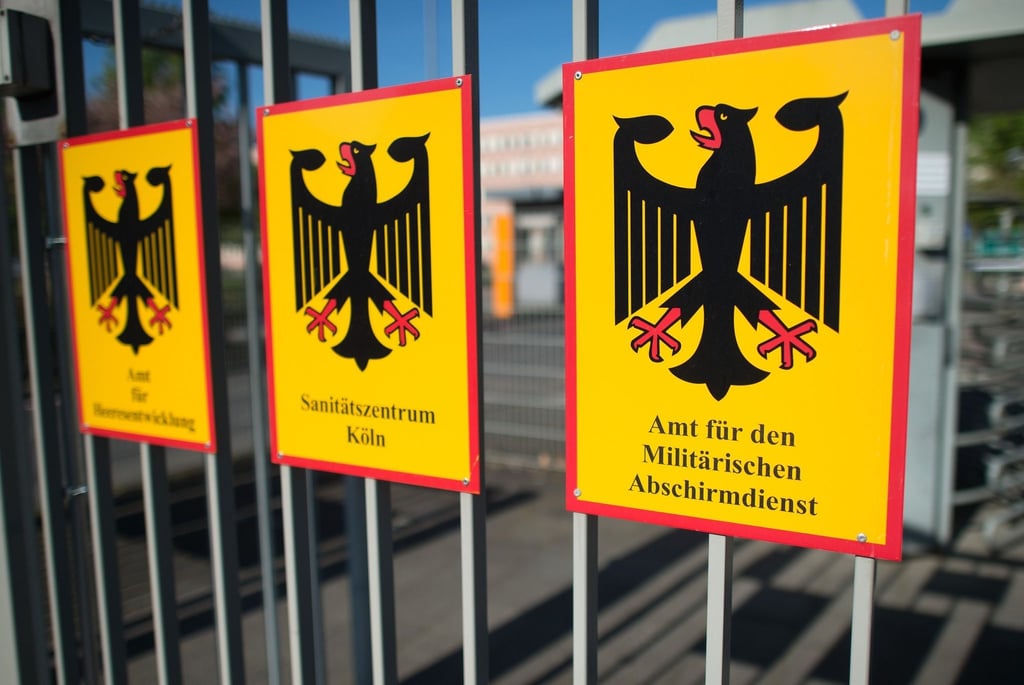 Das Schild für das Amt für den Militärischen Abschirmdienst (MAD) hängt am Zaun der Konrad-Adenauer-Kaserne in Köln. (Archivbild)