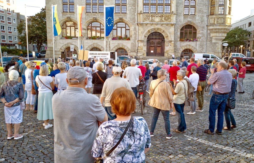 Zur Montagsdemo in Dessau kamen in dieser Woche rund 150 Menschen. Unter anderem ging es um Waffenlieferungen an die Ukraine.