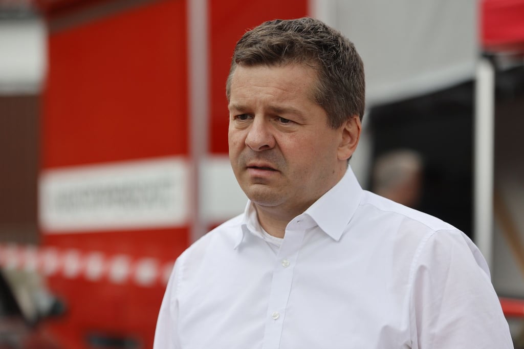 Sachsen-Anhalts Forstminister Sven Schulze besucht das Waldbrandgebiet am Brocken.