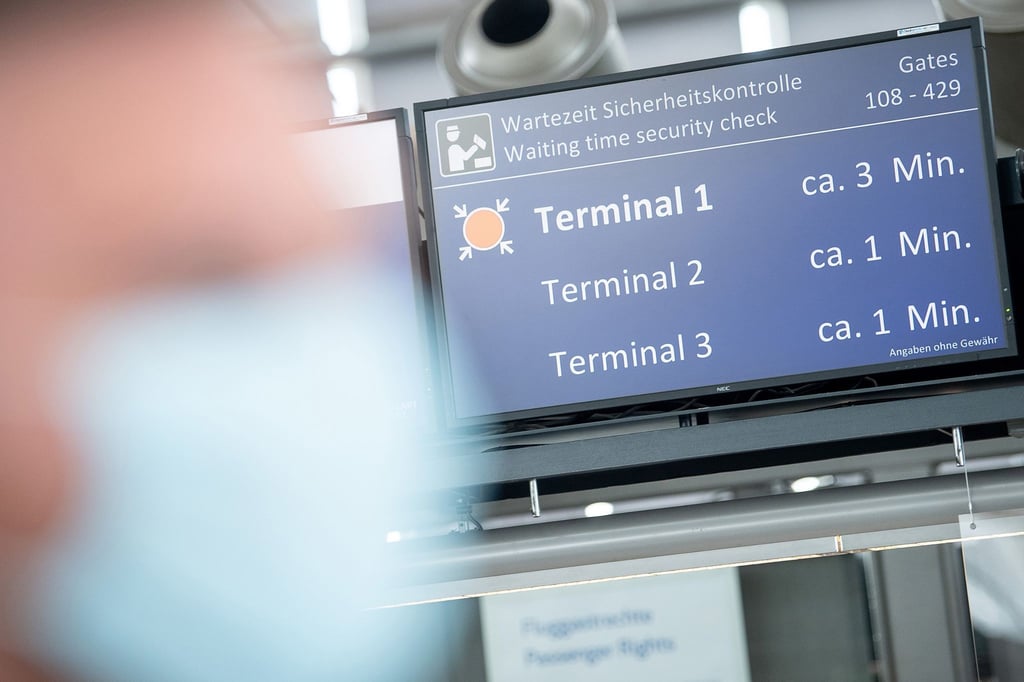 Die Lufthansa begrüßt die Pläne der Ampel-Koalition für ein vorläufiges Ende der Corona-Maskenpflicht in Flugzeugen.