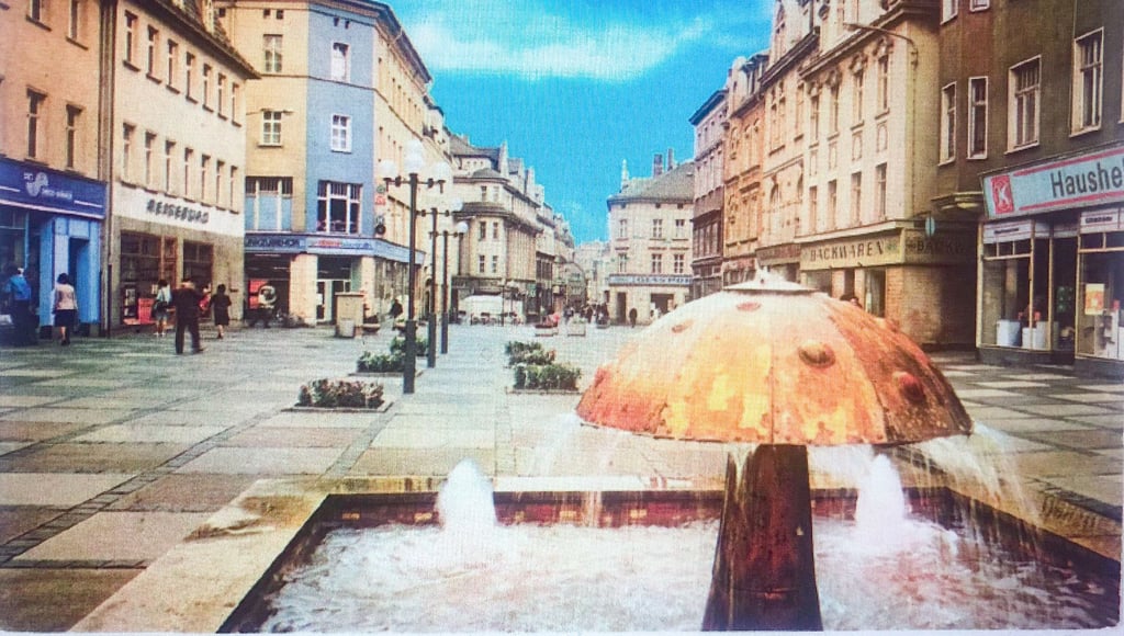 Eine Ansichtskarte zeigt den Pilzbrunnen an seinem Standort in der ehemaligen Leninstraße, heute Roßmarkt.