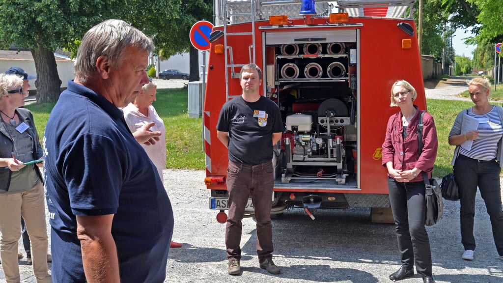 Friedhelm Anders, hier links im Bild, bei einer Veranstaltung für den Wettbewerb „Unser Dorf hat Zukunft“ im Jahr 2018. Damals war Steffen Amme (Bild Mitte) noch Ortsbürgermeister in Wilsleben.