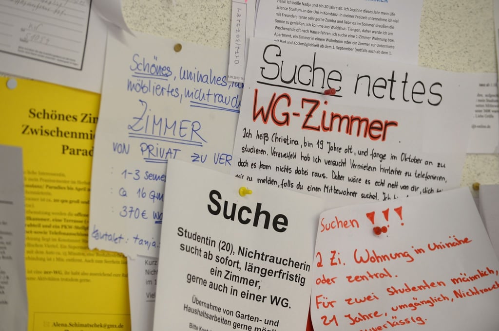 Wohnungsgesuche hängen am Schwarzen Brett der Universität in Konstanz. Zum Semesterbeginn suchen Studenten eine Wohnung oder ein WG-Zimmer.