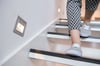 Die erste und letzte Stufe einer Treppe sollten besonders gut beleuchtet sein, um Stolpern zu vermeiden. Dafür eignen sich beispielsweise Step Lights, die in geringer Höhe seitlich neben den Stufen angebracht werden.