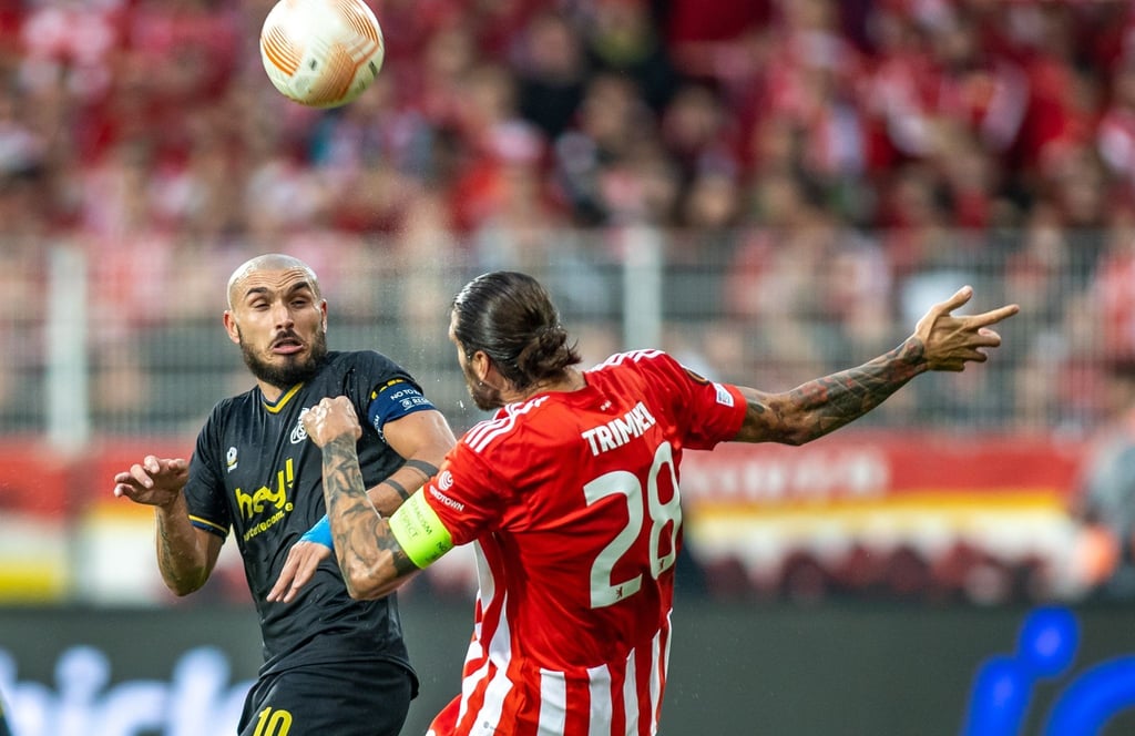Union-Kapitän Christopher Trimmel (r) im Zweikampf mit Gegenspieler Teddy Teuma.