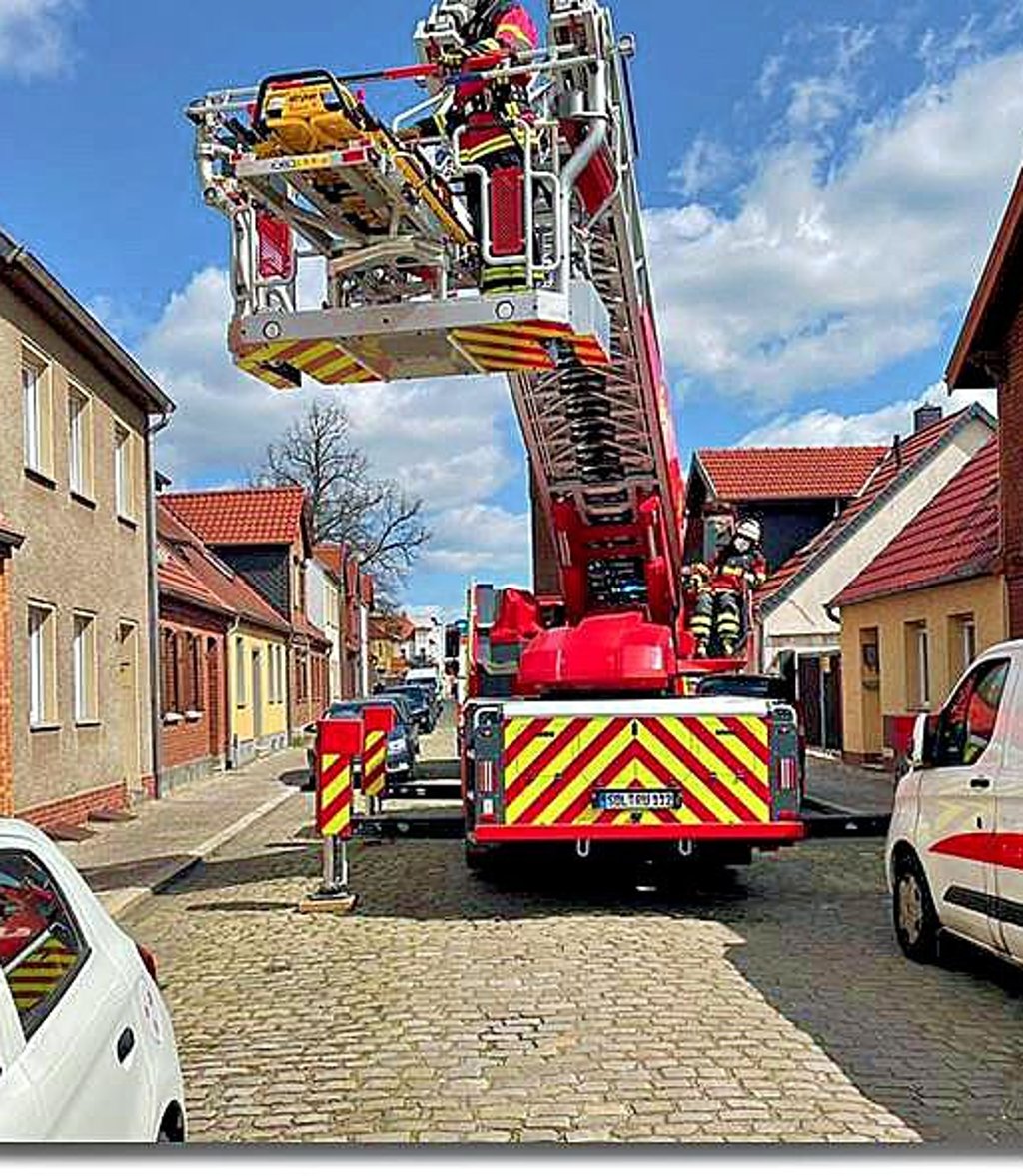 Das Tangermünder Drehleiterfahrzeug der Feuerwehr bei einem Einsatz in der Friedrich-Ebert-Straße.