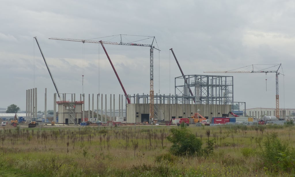 Im Chemiepark Bitterfeld-Wolfen entsteht die moderne Lithium-Raffinerie der Firma AMG Lithium.