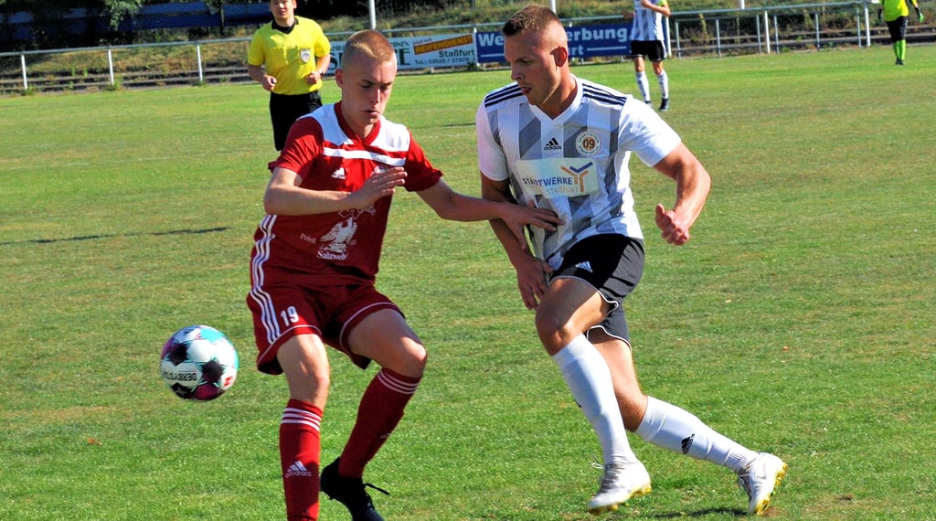 Nick Arendt (rechts) und der SV 09 Staßfurt können beim Landesliga-Auswärtsspiel in Blankenburg wieder auf einen breiteren Kader bauen.