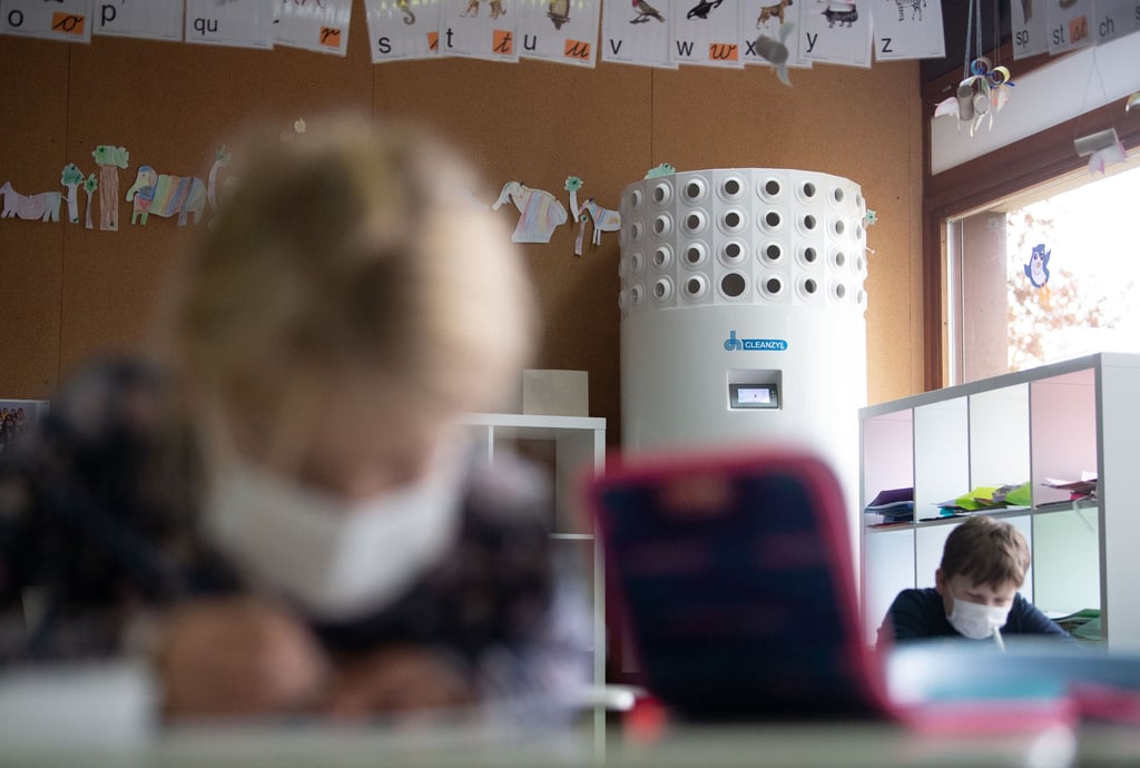 Schüler mit Maske und Luftfilter in einem badischen Klassenraum 2021. Im Vorjahr beschloss auch der Magdeburger Stadtrat die Ausstattung kommunaler Schulen mit solchen Anlagen. Im September 2022 wurde der Beschluss aufgehoben.