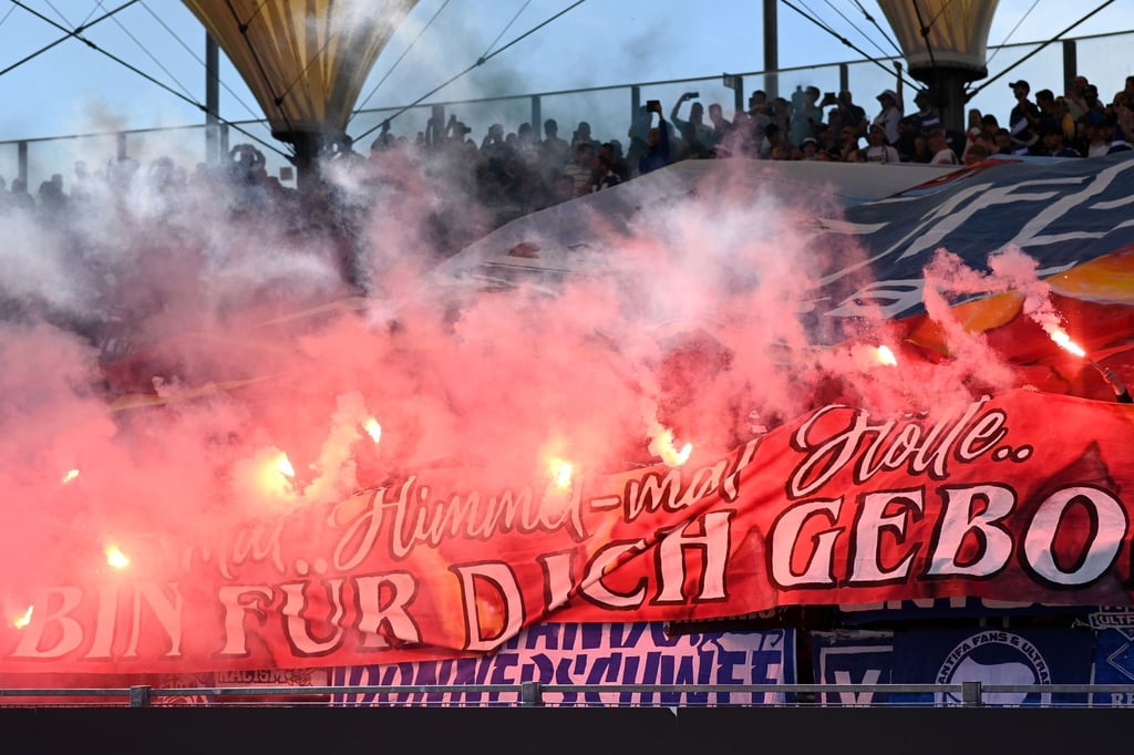 Fans des VfB Oldenburg zünden Pyrotechnik auf den Tribünen im Stadion.