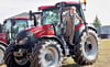 Mechaniker Maik Rinkleib an einem der Traktoren, die bei der WHJ  Landtechnik in Wolferstedt für den Verkauf bereitstehen.