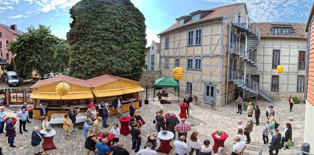Blick über den Innenhof auf das sanierte Fachwerkhaus, um das das Hotel erweitert worden ist.