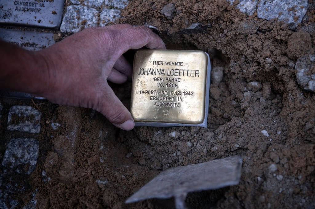 Stolpersteine werden vor einem Haus in der Pauline-Staegemann-Straße verlegt.