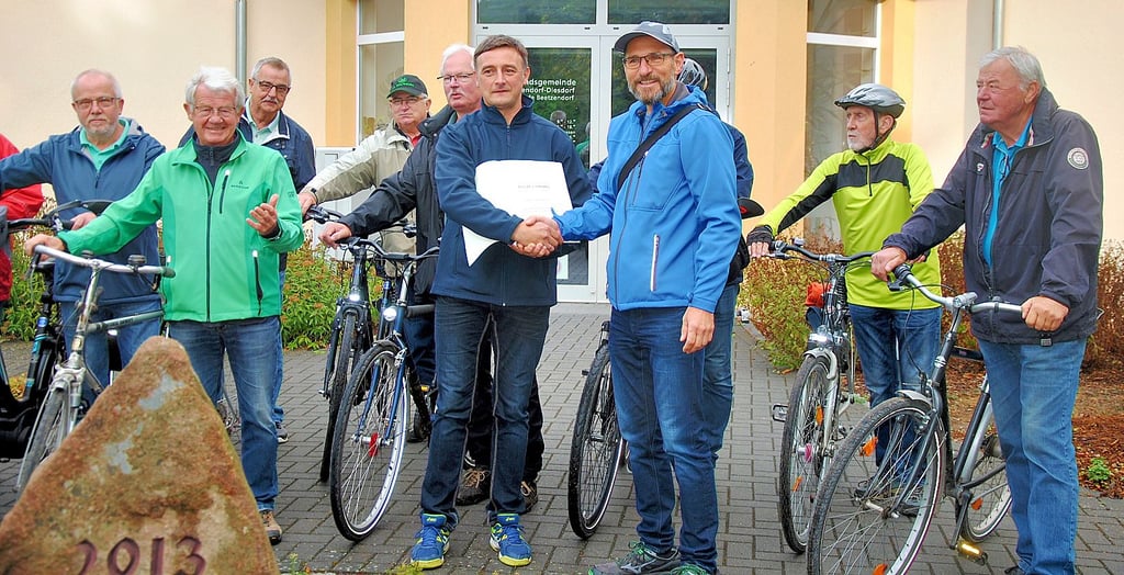 Vor der 200. Tour der Beetzendorfer Radfahrgruppe überreichte AGFK-Geschäftsführer Matthias Marx (vorn links) die Mitgliedsurkunde an Bürgermeister Enrico Lehnemann.