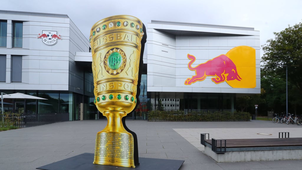 Kann weg: Der DFB-Pokal am Cottaweg.