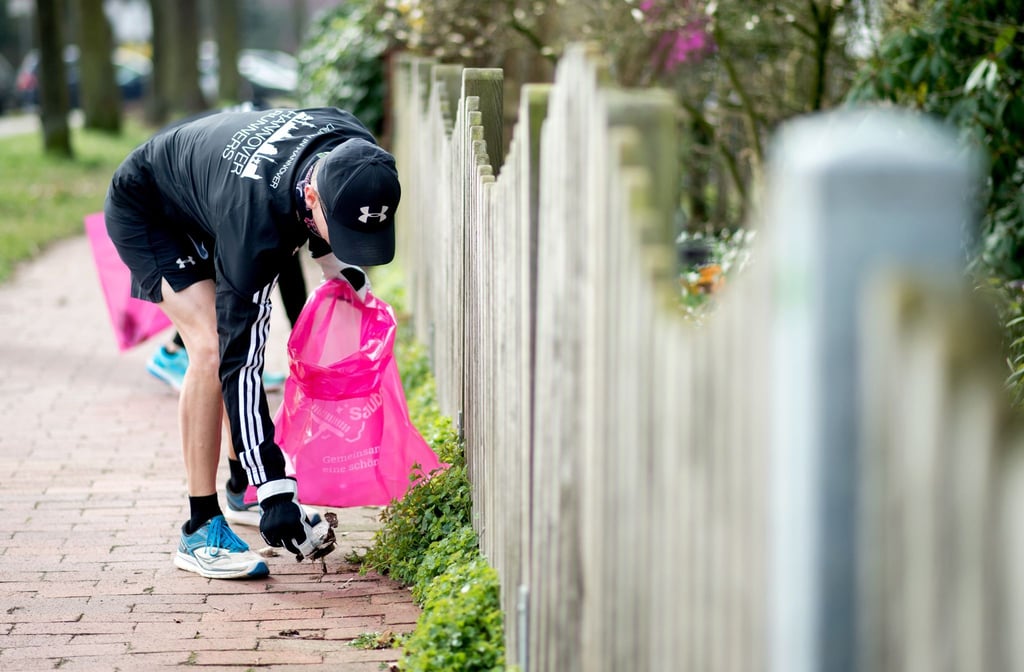 Aus der Sporteinheit eine gute Sache für die Umwelt machen: Beim Plogging wird Jogging und Müllsammeln kombiniert.
