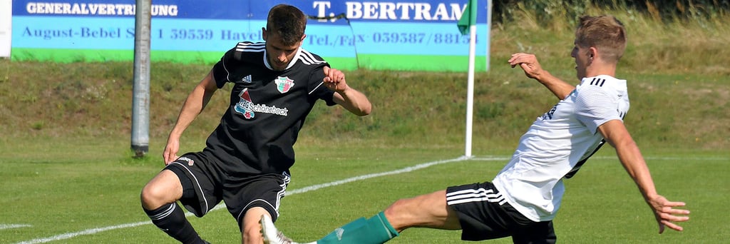 Beim bis dato letzten Auftritt beim SSV Havelwinkel Warnau mussten sich Lucas Michaelis (l.) und seine Mitspieler von Union Schönebeck am 14. August 2021 mit 1:3 beugen. Etwas über ein Jahr später soll nun Zählbares her.