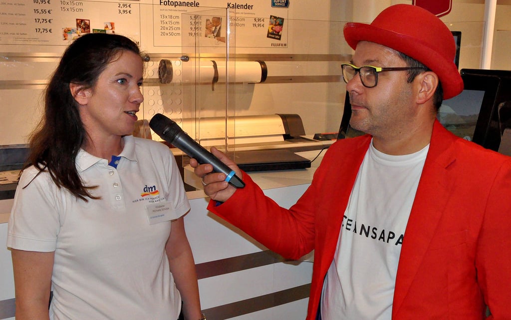 Kai Schuhmann führte durch den Tag und interviewte Filialleiterin Michaela Schütze.