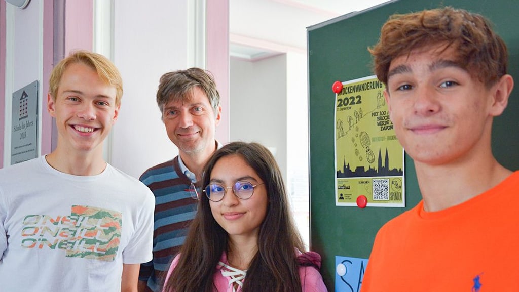 Tilman Grübel, Jörg Spix, Celina Delgado und Leonard Benser (von links) hoffen, dass 100 Brocken-Wanderer am 17. September am Käthe-Kollwitz-Gymnasium in Halberstadt starten.
