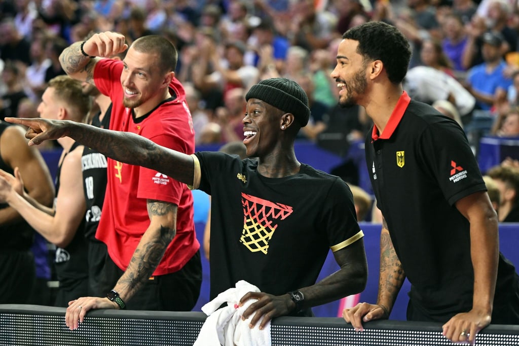 Verbrachte das letzte Gruppenspiel gegen Ungarn auf der BanK. Nick Weiler-Babb (r-l) neben Dennis Schröder und Daniel Theis.
