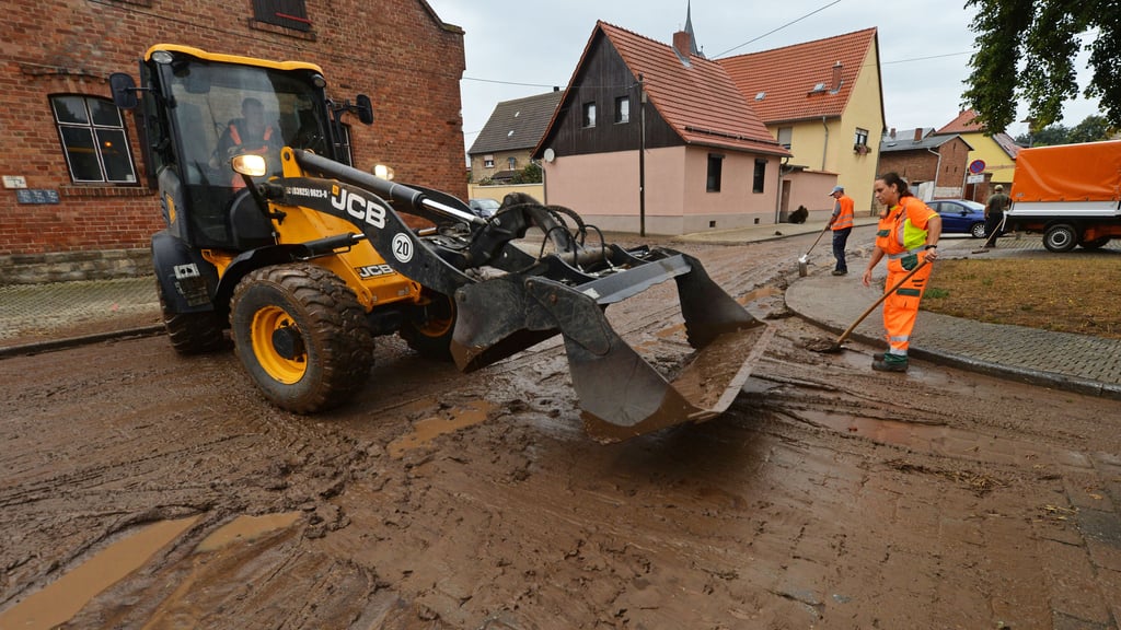 Am Donnerstagmorgen waren Mitarbeiter des Bauwirtschaftshofes dabei, den restlichen Schlamm in Drohndorf zu beseitigen.