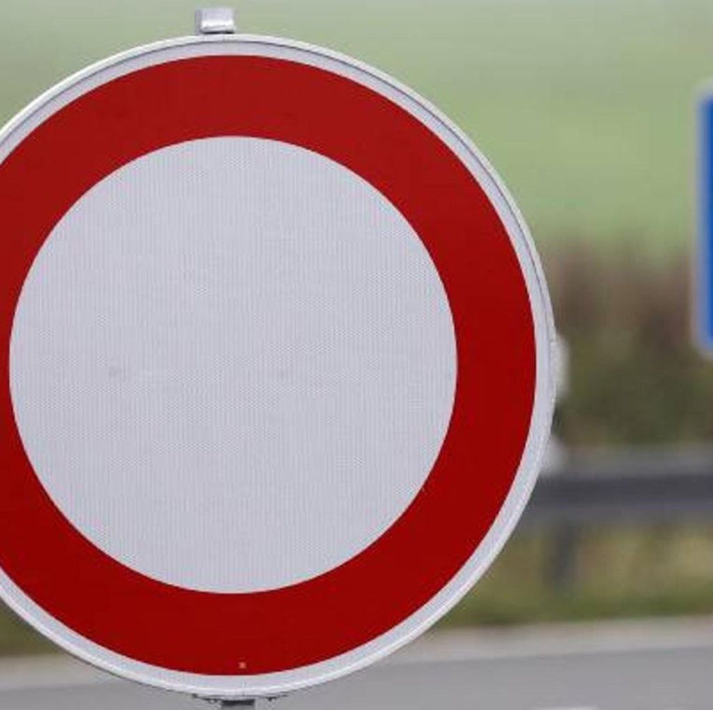 Die Bundesstraße B181 ist im Schkopauer Ortsteil Wallendorf in Sachsen-Anhalt nach einem schweren Unfall mit mehreren Verletzten voll gesperrt. Symbolbild: