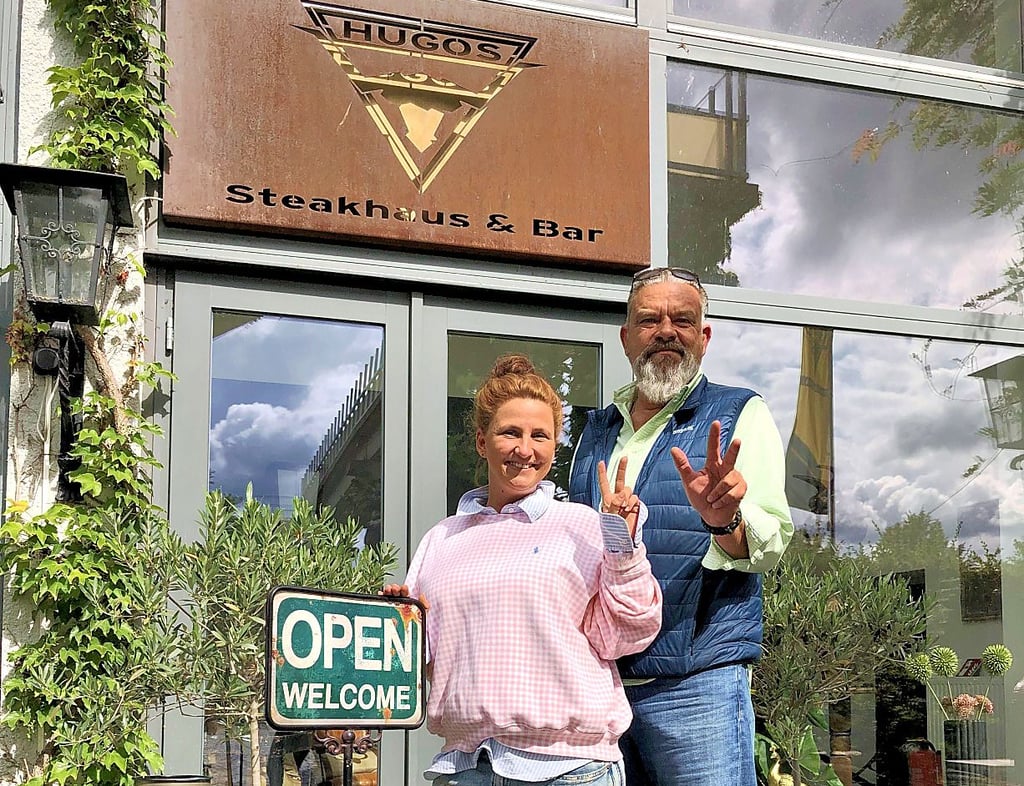 Seit fünf Jahren lädt das „Hugos Steakhaus & Bar“ ein, zeigen Luisa Blabusch und Christian Soetje symbolisch mit ihren Fingern.