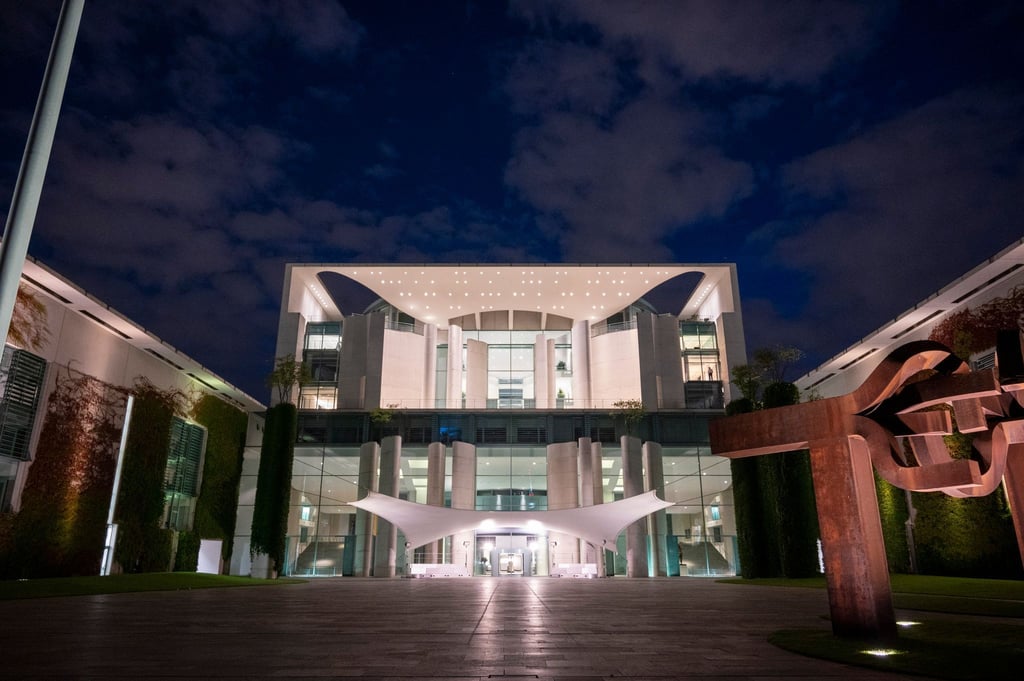 Das Gebäude des Bundeskanzleramtes bei Nacht.