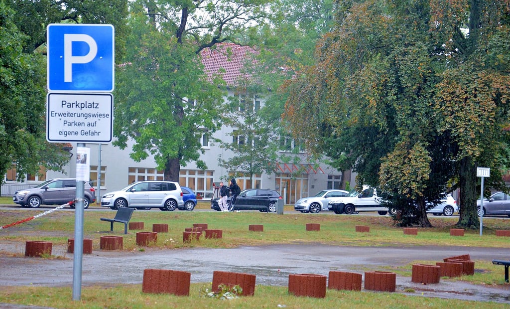 Der Ausweichparkplatz am Tiergarten Staßfurt ist wegen des großen Bedarfs bei schönem Wetter geschaffen worden. Andere Möglichkeiten ringsum wie am Altenheim (Hintergrund) oder in Nebenstraßen sind erschöpft. Bei Regen wie am Donnerstag ist die Fläche natürlich leer.