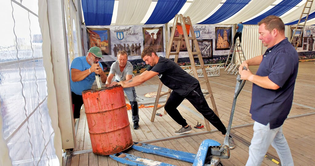 Festzelt-Wirt Jörg Ahrend (rechts) und seine Mitarbeiter haben noch einiges zu tun. Ahrend betreibt seit 2018 das Wiesenzelt.