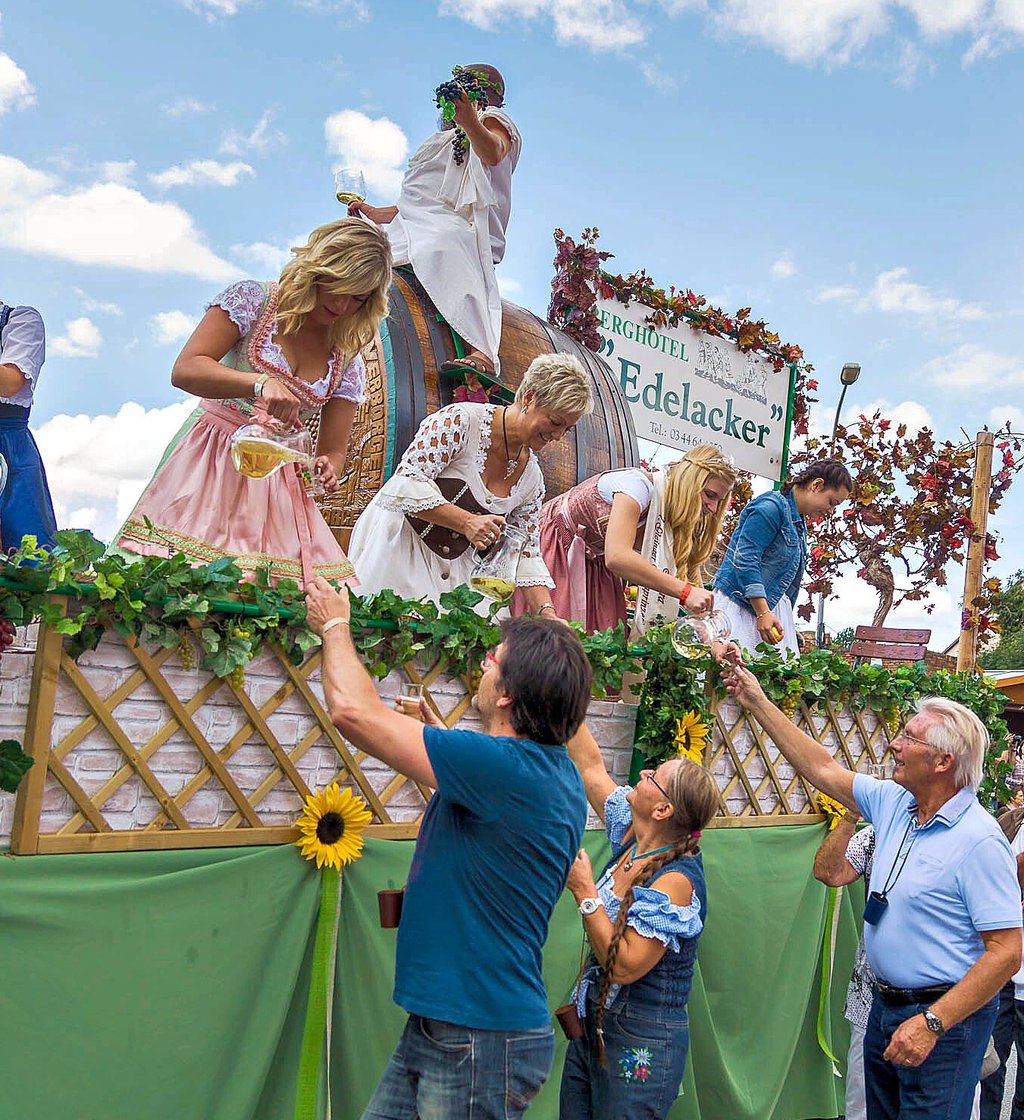 Der traditionelle Umzug gehört zu den Höhepunkten des Winzerfestes in Freyburg.