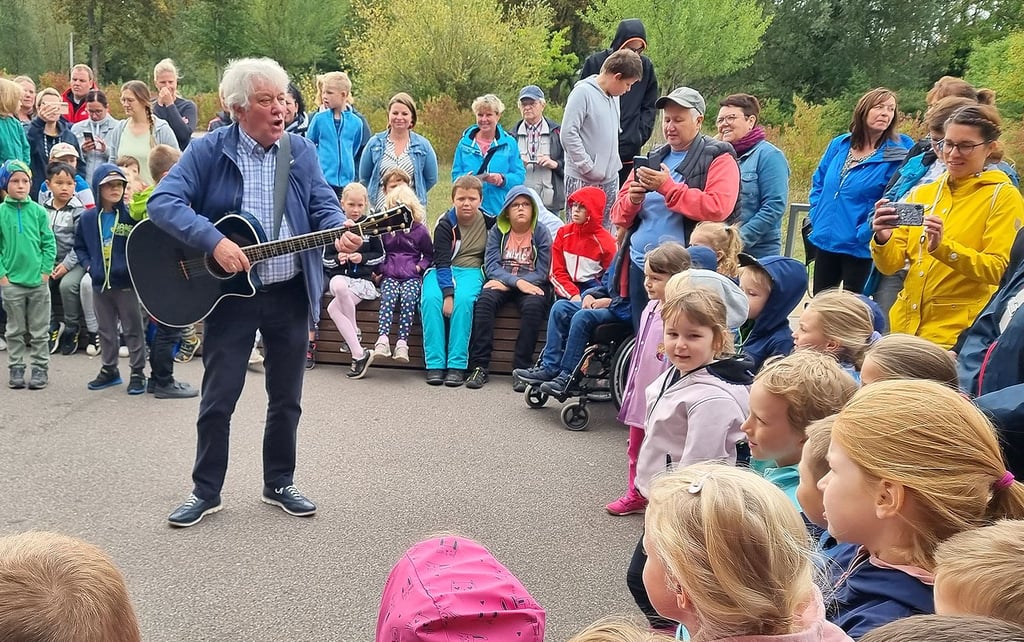 Rolf Zuckowski im gemeinsamen Gesang mit Mädchen und Jungen aus den Havelberger Kindertagesstätten „Zwergenland“ und „Regenbogen“. Außerdem mit Kindern aus der Förderschule und der Grundschule.