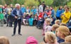 Rolf Zuckowski im gemeinsamen Gesang mit Mädchen und Jungen aus den Havelberger Kindertagesstätten „Zwergenland“ und „Regenbogen“. Außerdem mit Kindern aus der Förderschule und  der Grundschule. 