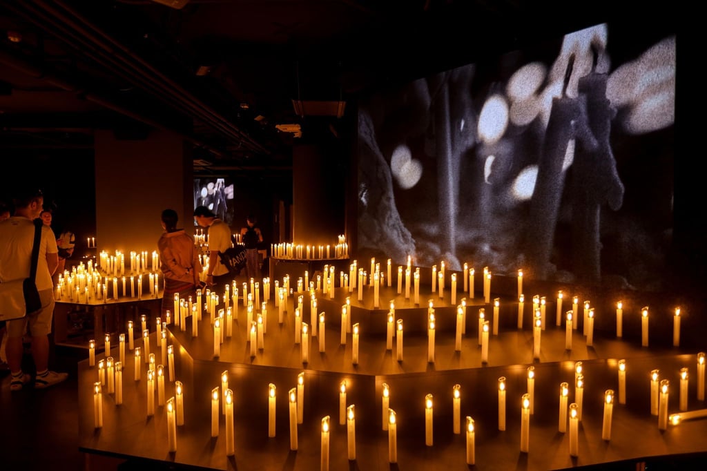 Multimediale Erlebniswelt rund um Mozart im Kaufhaus Steffl: Ein 60-minütiger Rundgang startet mit „Mozarts Requiem“, einem sakral anmutenden Raum mit 1.500 Kerzen, Schattenprojektionen und Klängen.