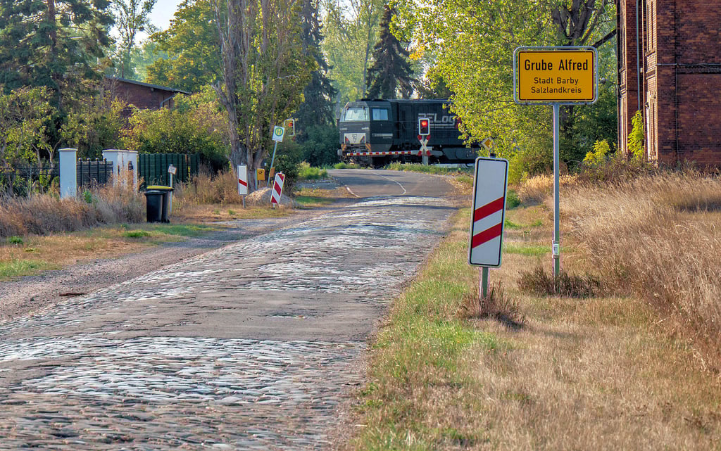 Die Straße Richtung Grube Alfred ist in einem katastrophalem Zustand. Sie soll vom Kreis an die Gemeinde Barby übergeben werden. Das stößt in Barbys Verwaltung auf wenig Gegenliebe, kommen doch erhebliche Kosten für den Unterhalt auf die Stadt zu.