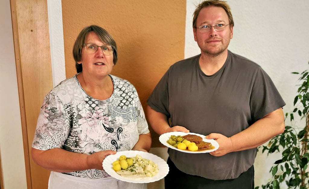 Carola Wille und ihr Sohn Tino servieren am 16. September zum letzten Mal Mittagsgerichte. Dann können die Klötzer keine Mahlzeiten mehr bei Menü Wille an der Breiten Straße kaufen. Mit der Schließung geht eine 42-jährige Firmengeschichte zu Ende.