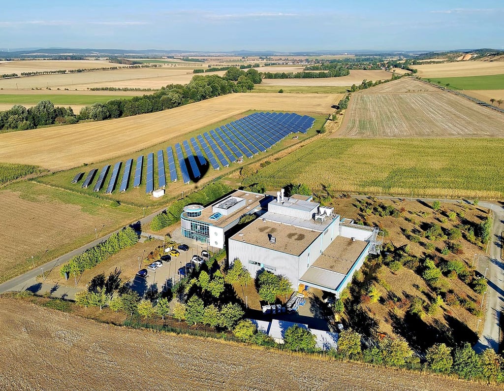 IAuf dem Bild betrachtet, in Verlängerung der Arsenfabrik nach oben soll das Industriegebiet erweitert werden. Links begrenzt von Solarpark und altem Bahndamm sowie rechts von der Landesstraße.