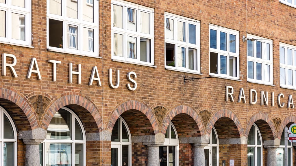 „Rathaus“ steht auf Deutsch und auf Sorbisch am Cottbuser Rathaus.