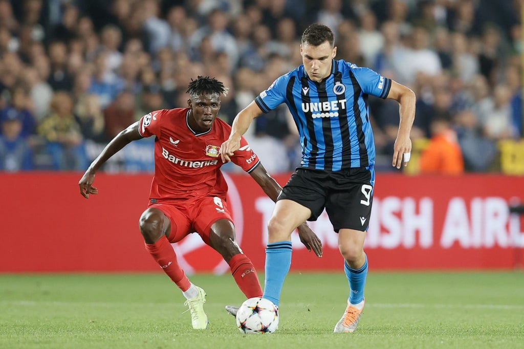 Ferran Jutgla (r) vom FC Brügge kämpft gegen Odilon Kossounou von Bayer Leverkusen um den Ballbesitz.