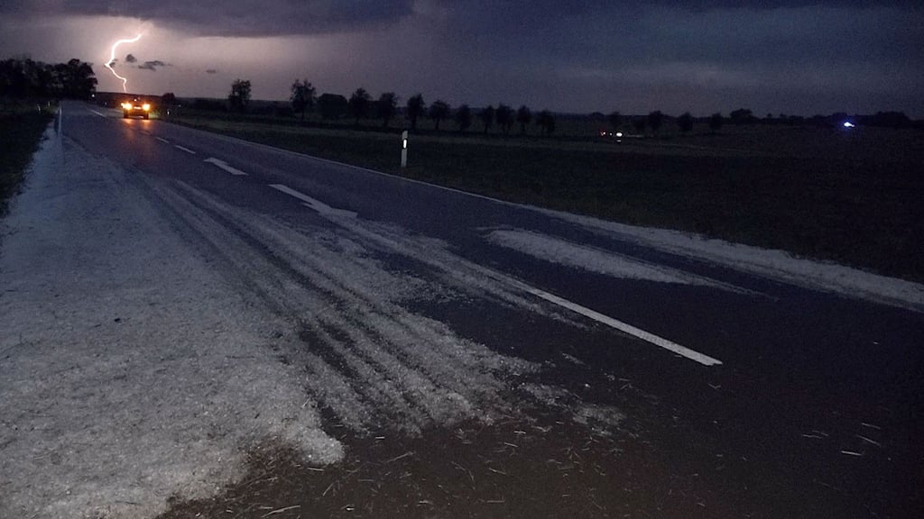 In der Börde in Sachsen-Anhalt ist am Mittwochabend ein heftiges und plötzliches Unwetter über die Menschen hereingebrochen. Hagel und Sturm ließen einige offenbar an einen Tornado denken. Foto:
