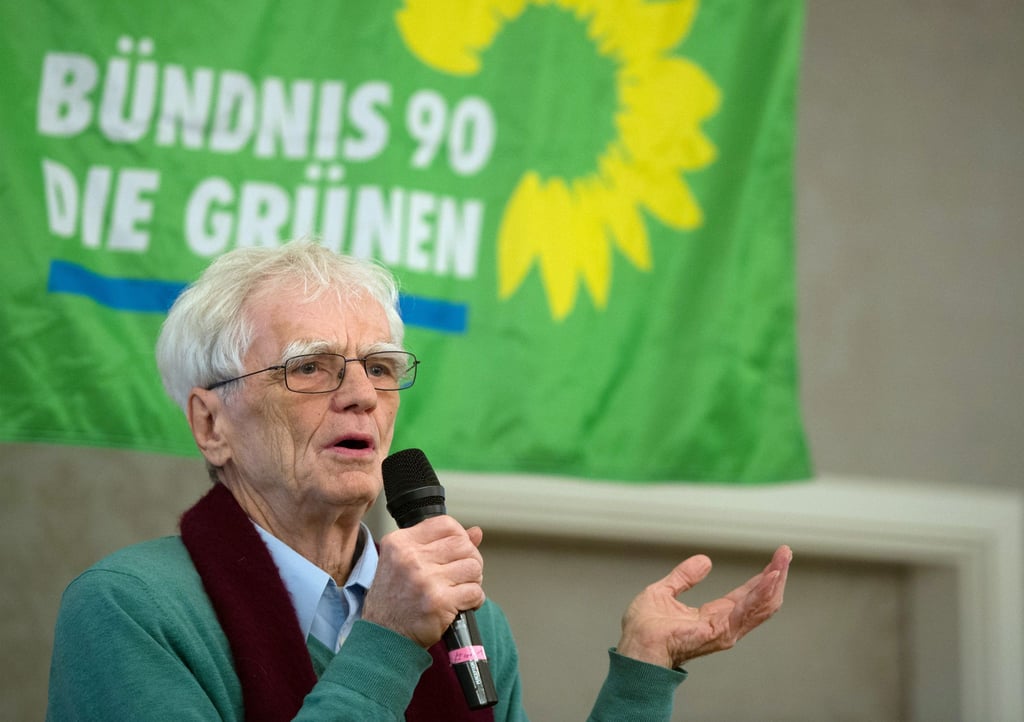 Der Bundestagsabgeordnete Hans-Christian Ströbele spricht in 2017 auf einer Grünen-Mitgliederversammlung in Berlin.