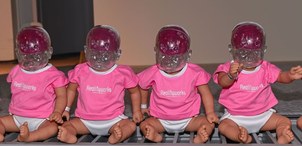 Fünfzig Schüttelpuppen wurden nun an Mutter-Kind-Kliniken deutschlandweit übergeben. Das Stendaler Johanniter-Krankenhaus hat eine für ihre Frauenklinik erhalten.