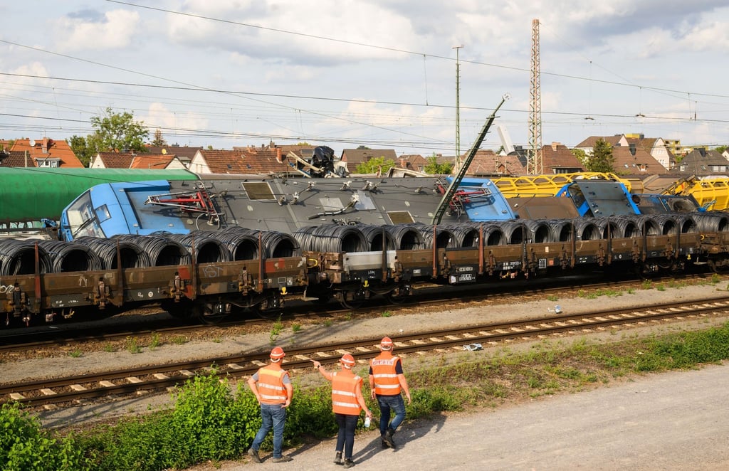 Eine umgestürzte Lok liegt auf einem Gleis im Güterbahnhof Seelze.