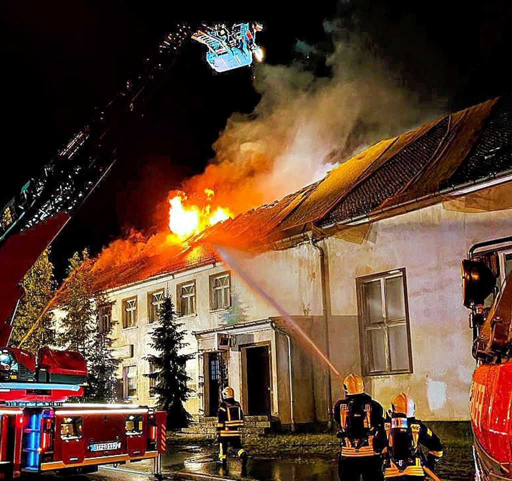 Wahrscheinlich hat ein Blitz das Dach in Brand gesetzt.