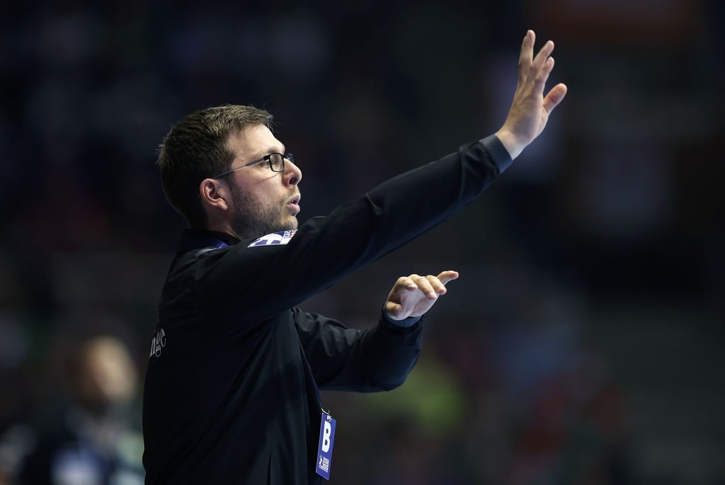 Jaron Siewert am Spielfeldrand.